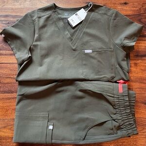 Figs scrub set. Small petite jogger and one pocket scrub top